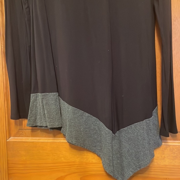 Super fun hi-low hem black tunic. Perfect with jeans or leggings! - Picture 3 of 3